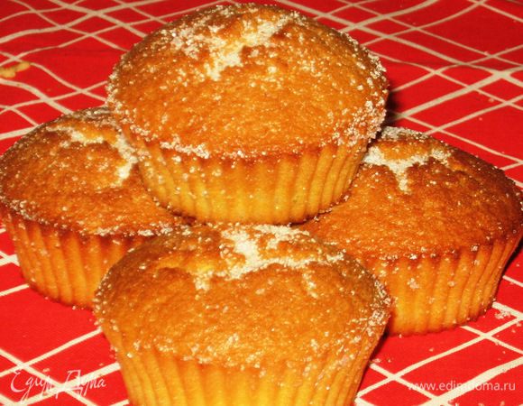 Остудить кексы на решётке и посыпать оставшемся сахаром. Приятного аппетита:)