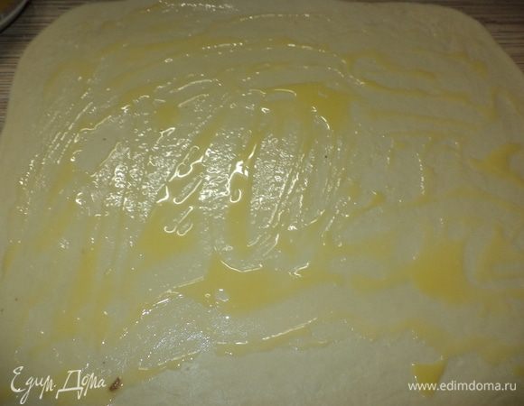 разделим  тесто пополам,раскатаем 2-3 мм смажем сливочным маслом