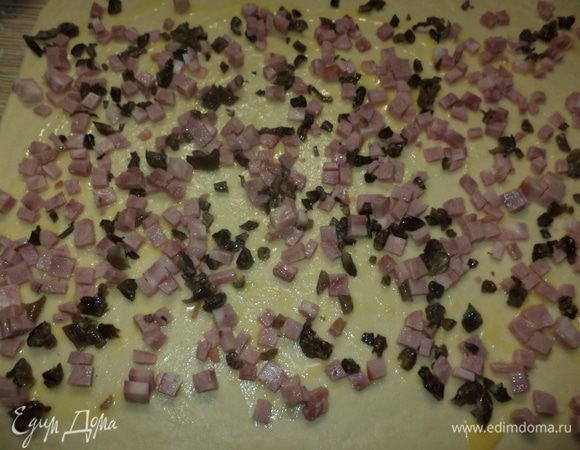 разложить начинку,отступая пару сантиметров от одного края,которым мы будем заканчивать крутить рулет ,чтобы начинка не скатилась и шовчик был плотнее