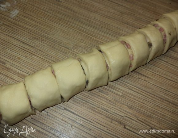свернем тугую колбаску и порежем на кусочки 2,5-3 см