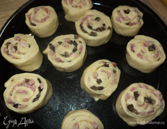 уложить в форму смазанную маслом  у меня они круглые 28 см