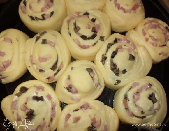 прикроем полотенцем и опять оправим в укромное место для расстойки,они должны очень хорошо расстояться, будут вкуснее,испробовано!-Где то  около часа! Я люблю чтобы при выпечки булочки соприкасались,очень нравиться отрывать их друг от друга,такое тесто классное там!