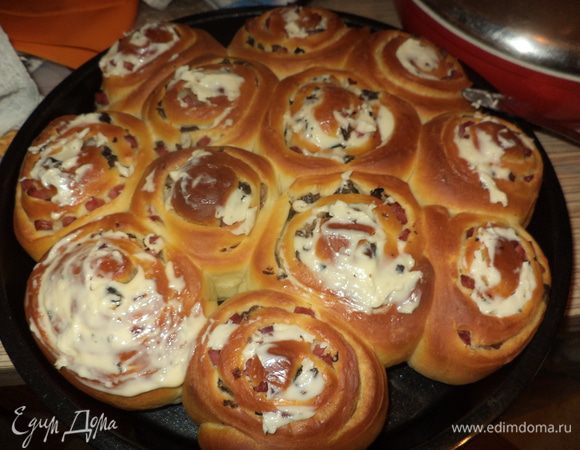 печем 180* до золотистого цвета минут 30-40,достаем из духовки даем отдохнуть минут 5-10, а в духовку отправляем 2-ю партию!