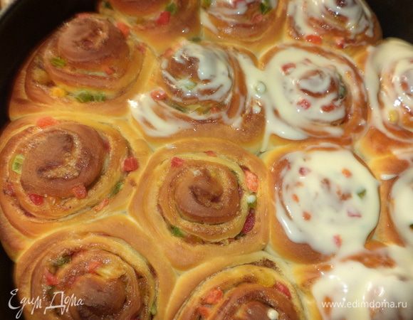 а вот и сладкие подошли! им тоже даем немного отдохнуть и смазываем сладким сырком! Угощайтесь,а кушать их  я очень люблю разматывая спиральку!