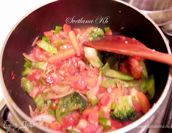 Готовим соус. Обжарить лук с чесноком. Добавить рубленные томаты, перец чили., томатную пасту, сахар.  Я добавила еще замороженную смесь овощей- беби-морковь, стручки горошка и немного брокколи. Но это уже мои добавки, они не обязательны.