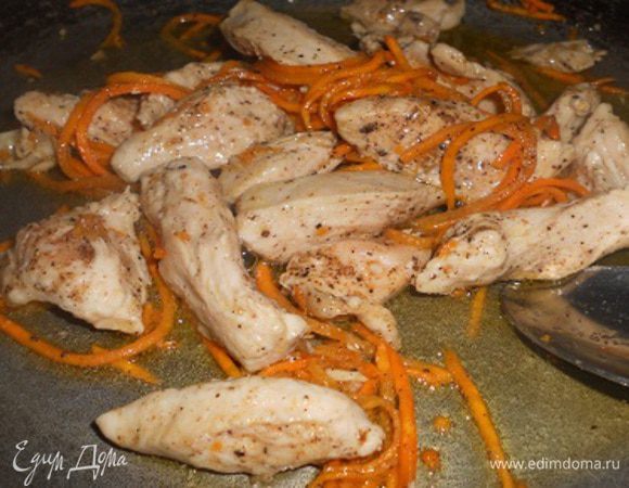 Куриное филе нарезать на небольшие полоски, морковь натереть соломкой. Кладем филе и морковь на разогретую сковороду с подсолнечным маслом и обжариваем, посолить и поперчить, добавить кориандр. Когда пожарится, кладем на тарелку, чтобы стекло лишнее масло, и остужаем.