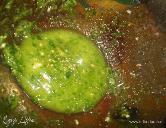 Делаем заправку. Взять половину рукколы, сложить в стакан, добавить орехи грецкие и оливковое масло - все перетереть блендером. Сварить перепелиные яйца, почистить. Добавить половину заправки в куриное филе с огурцом и перемешать.