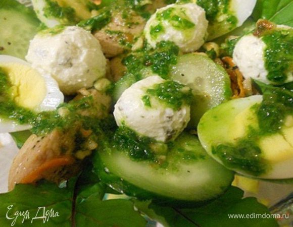 Берем салатник или небольшие салатнички (если подавать хотите порционно), укладываем немного рукколы, сверху на рукколу выкладываем куриное филе с огурцом, кладем разрезанные на половинки перепелиные яйца. Затем берем сливочный сыр и скатываем из него небольшие шарики и кладем сверху в салат. Поливаем оставшейся заправкой. Приятного аппетита.