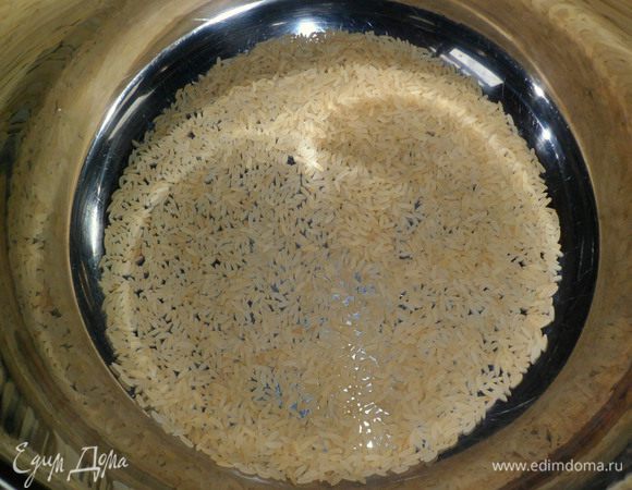 Берем кастрюлю (вообще на дно сначала укладывают курицу (мясо). Но мы всегда эксперементируем (чтобы не было скучно). Итак посыпаем дно промытым и почти сухим рисом