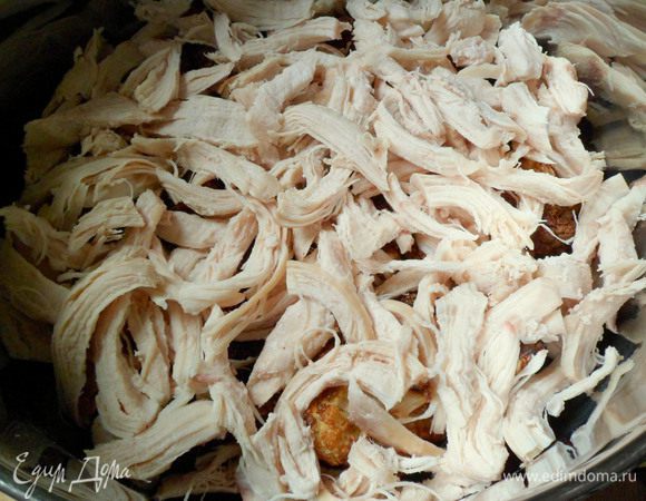 укладываем слой из кусочков курицы