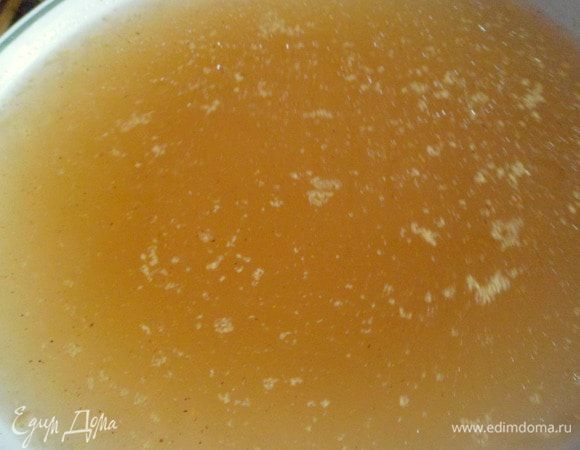 Делаем заливку из бульона в котором варилась грудка (процеживаем) добавляем специи и солим