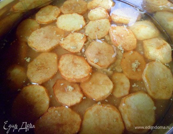 заливаем все бульоном приправленым специями, так чтобы жидкость была на поверхностю примерно на 1 палец .