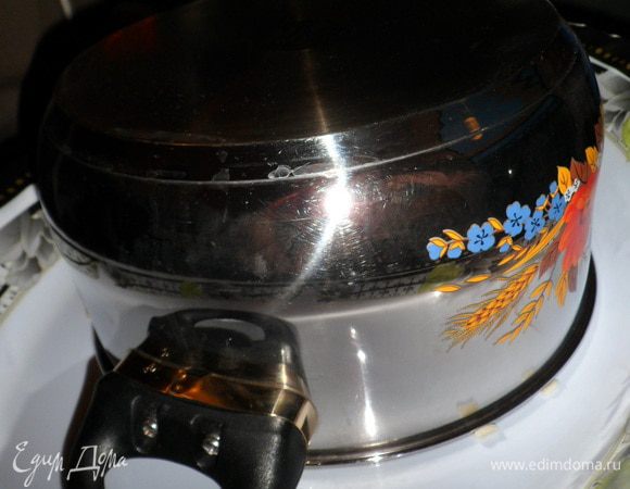 Отключив плиту, дать еще настояться минут 15. Затем взяв блюдо в котором будем подавать Маклюбе, аккуратно прижать к краям кастрюли и перевернуть. Постучать по дну и аккуратно снять кастрюлю Получится башенка. Иногда она сразу распадается, но на вкусе это не отражается.