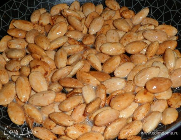 Обжариваем в масле орешки и посыпаем на верх блюда.Маклюбе подают с натуральным йогуртом (лясбан) и салатом. Приятного аппетита. Желательно съесть в тот же день все, т.к. на следующий будет неприятный запах от цветной капусты