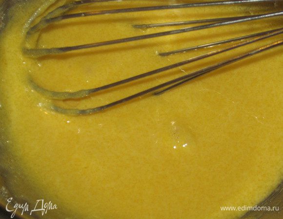 Желтки и сахар слегка взбить венчиком, добавить муку, хорошо перемешать. 