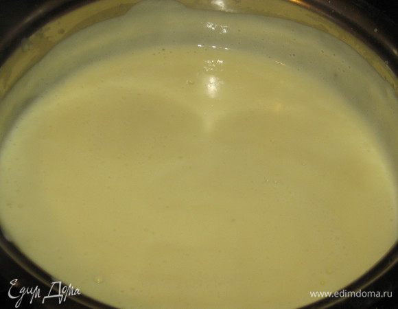Постоянно помешивая , влить молоко тонкой струйкой. Перелить в кастрюлю с глубоким дном и ,непрерывно помешивая, варить до получения кремообразного состояния. 