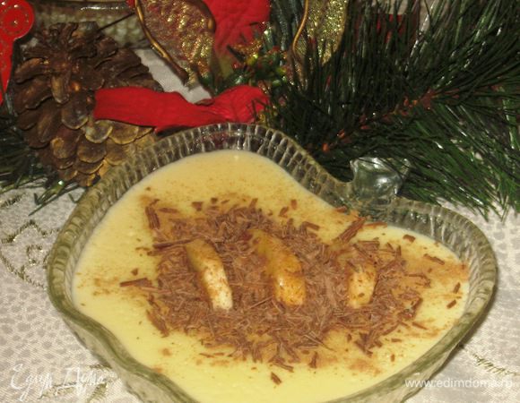 Банан нарезать тонкими кружочками и сбрызнуть лимонным соком. Посыпать крем корицей, украсить бананами и тёртым шоколадом. Приятного аппетита:)