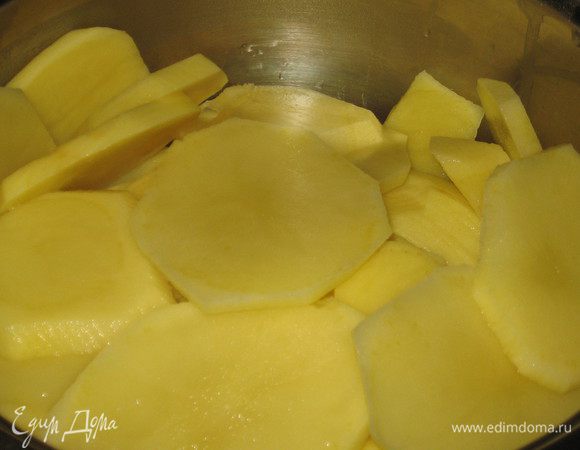 Картофель почистить, нарезать тонкими кружочками и бланшировать в небольшом количестве кипящей подсоленной воде 5 минут. Воду слить, картофель выложить на бумажное полотенце, просушить.