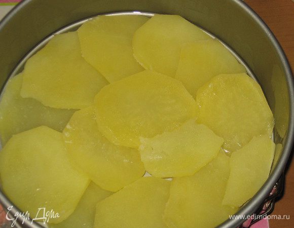 Форму 20 - 22 см хорошо смазать сливочным маслом. Выложить слой картофеля......