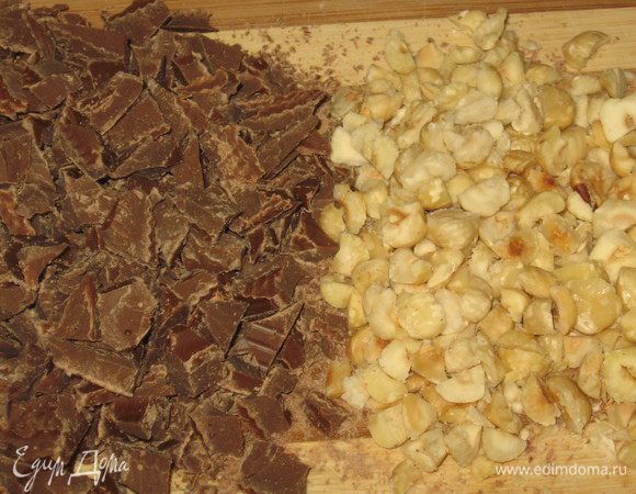 Шоколад и фундук мелко нарезать. 