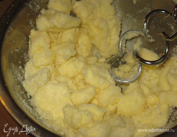 Сливочное масло взбить миксером, постепенно добавляя сахар. 