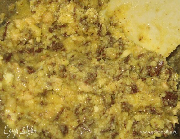 Добавить яйца, шоколад, фундук. Xорошо перемешать. 