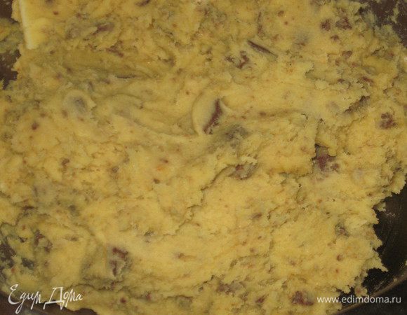 Ввести муку, соду, соль и ещё раз перемешать. 