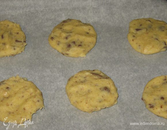 Сформировать шарики( по размеру чуть больше грецкого ореха)  и слегка прижать. Выложить печенье на противень с пергаментом и выпекать в разогретой до 180 °С духовке 12-15 минут. Остудить печенье на решётке. Приятного аппетита:)