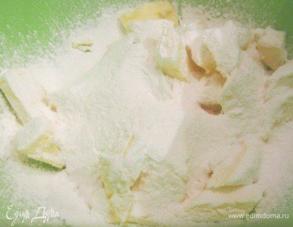 Размягченное сливочное масло взбить с сахарной пудрой добела. Шоколад остудить.