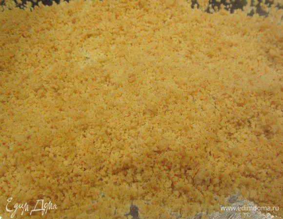 Миндаль измельчить в блендере и подсушить в духовке до золотистого цвета.