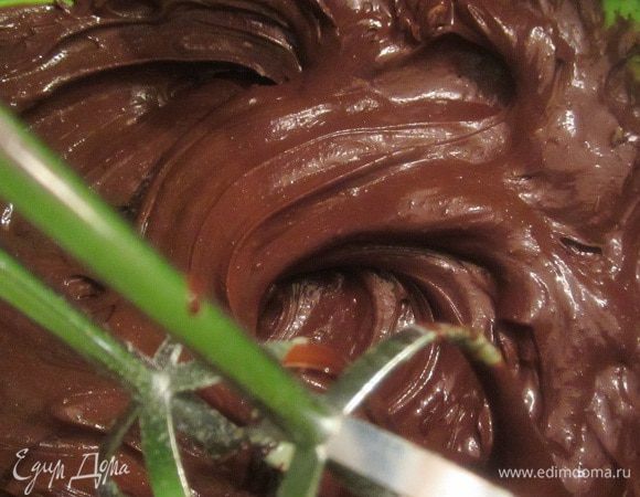 Во взбитое сливочное масло с сахарной пудрой добавить остуженый шоколад и взбить до однородности.