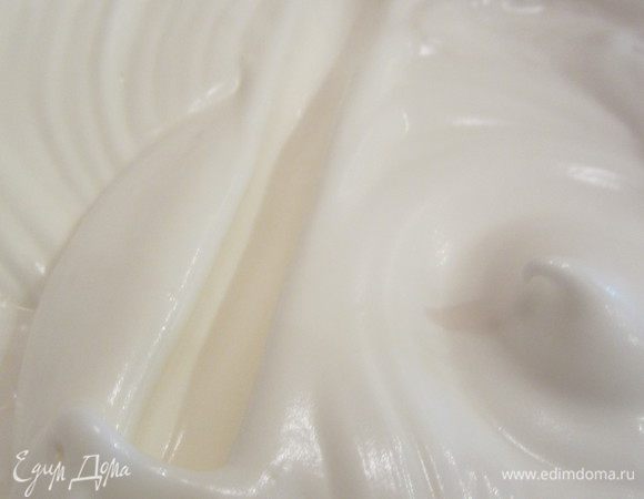 Достать белки из холодильника, взбить до гладких и блестящих пиков с лимонным соком и постепенно добавленным сахаром, чтобы, когда пальцем проводишь по ним, остается не заплывающая дорожка. 