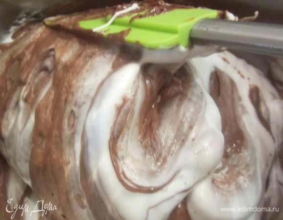 Добавить захватив один раз лопаткой готовые белки в шоколадную смесь (для облегчения шоколадной смеси). Емкость желательно для смешивания ингредиентов должна быть снизу ровной, чтобы все тщательно перемешалось, не оставалось на дне и не оседало. Аккуратно все перемешать, как бы заворачивая белки в шоколадную смесь.