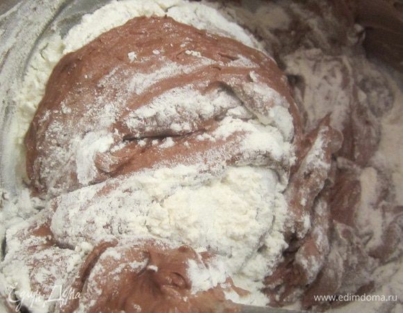 Добавить 1/3 часть просеянной дважды муки, также перемешивая заворачивающими движениями.