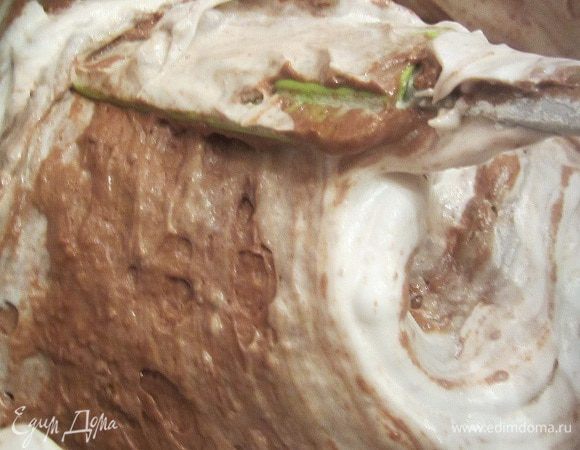 После того как весь миндаль и мука добавлены и перемешены, добавляем оставшиеся все белки и все перемешиваем так же, движениями снизу вверх.