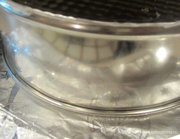 Готовый бисквит проверить деревянной шпажкой,если она выходит полностью сухой, бисквит готов. Перевернуть теплый бисквит с формой на ровную поверхность,остудить, так выравниваетсяверхушка.