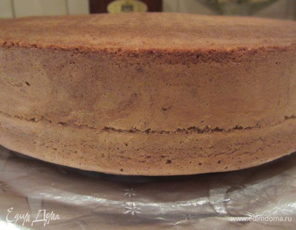  Когда бисквит остудился, освободить его из формы и порезать  на две ровных части.