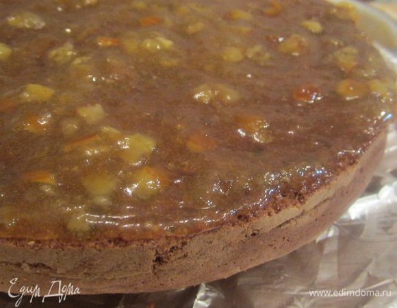 Апельсиновый джем подогреть и щедро смазать корж. Закрыть другим коржом.