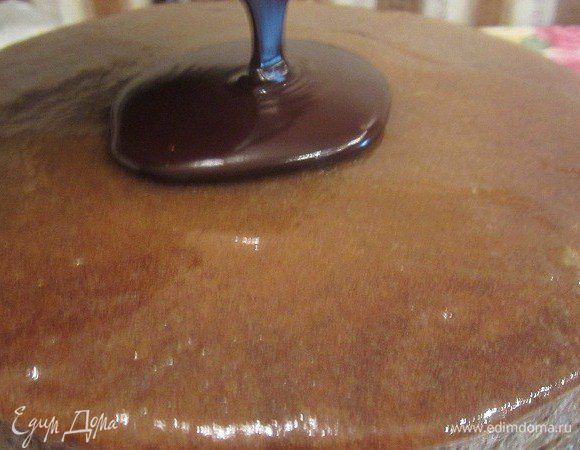 Варим глазурь на водяной бане до легкого загустения минут 5-10, остужаем и поливаем на середину торта.