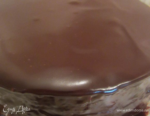 Шоколадная глазурь сама распределится по тортику. Поставить в холодильник на минут 15-20.