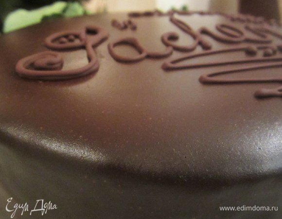 Зеркальная глазурь. Желатин замочить в воде на 10 минут. На водяной бане варим сливки, сахар, воду и какао, предварительно все хорошо перемешав, варить до загустения минут 7-10 и однородности, помешивая венчиком.  Желатин прогреть до растворения крупинок,не кипятить. Через марлю процедить, добавить в глазурь, тщательно перемешать,остудить и полить на торт.
 
Поставить в холодильник до застывания глазури. P.S. У меня тортик простоял ночь. Вообще желательно его подавать практически сразу, бисквит еще не успев охладиться,будет очень нежным и более пышным. Так как за ночь шоколад с маслом схватываются и он  становится по текстуре плотнее. Но подавать можно оставив его перед подачей при комнатной температуре на 30 минут. Приятного чаепития!