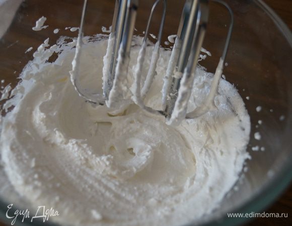 Для начинки: взобьем яичный белок с сахаром до пышной массы