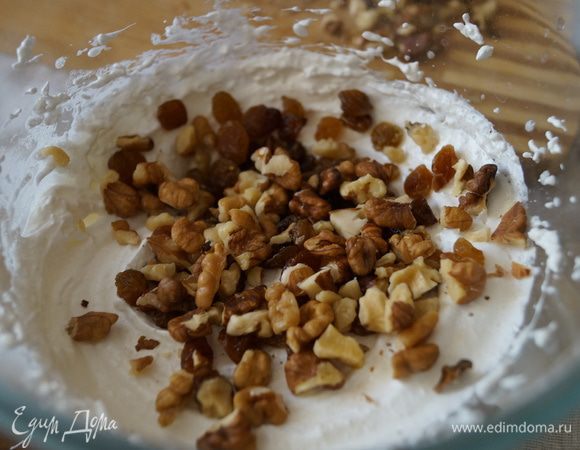 Аккуратно добавить во взбитый белок орехи и изюм и перемешать