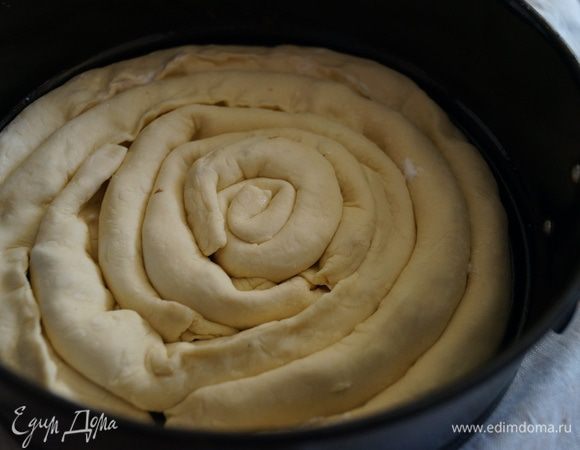 Выложить в форму для выпечки в форме улитки, смазать взбитым желтком и поставить выпекать в разогретую до 180 градусов духовку на 20 минут