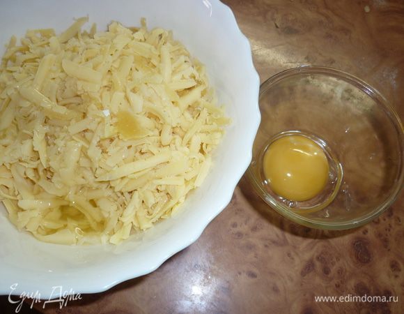 когда тесто наполнится волшебной силой дрожжей, станет воздушным и живым, готовим начинку. любимый сыр натираем на терке, добавляем к нему 1 белок, он не даст начинке "покинуть" булочки в процессе выпечки. 