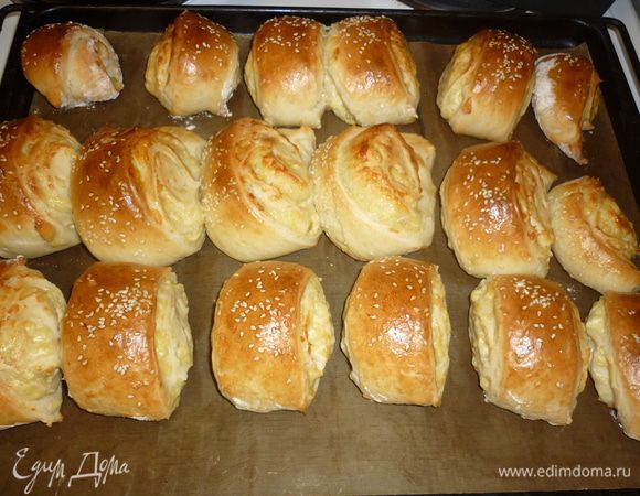 минут через 10 по вы почувствуете непреодолимое желание заглянуть в духовку и понять, что все, пора заваривать чай. а еще через 15-20 пора доставать противень. к этому времени все домочадцы уже сидят за столом, ожидая, когда же вкусняшки с противеня перекочуют в желудок, и возмущаясь, почему так долго стынут булочки.