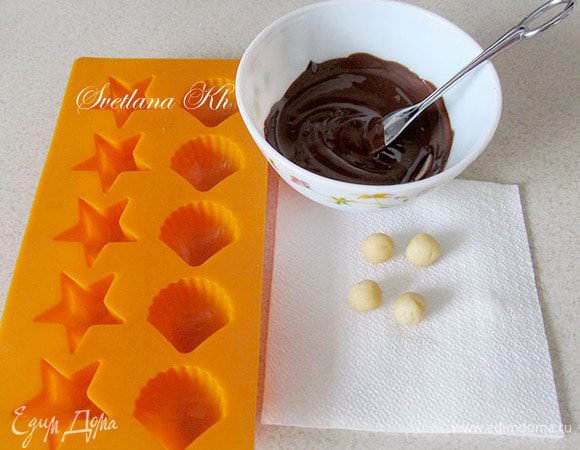 Готовим "сюрприз".
 Шоколад растопить. Из кусочка марципана скатать маленькие шарики. В форму для конфет выложить немного шоколада, подморозить.