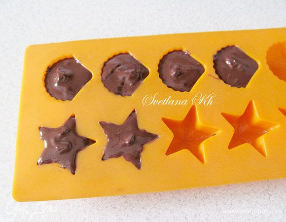 Затем выложить  в центр марципановый шарик, а затем снова шоколад. Поставить в холодильник.