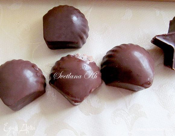 Достать конфетки из формочек. Они очень легко извлекаются. Оставить до востребования.