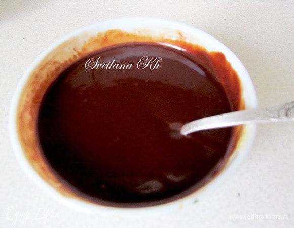 Растопить шоколад и масло. Смешать все до однородности.